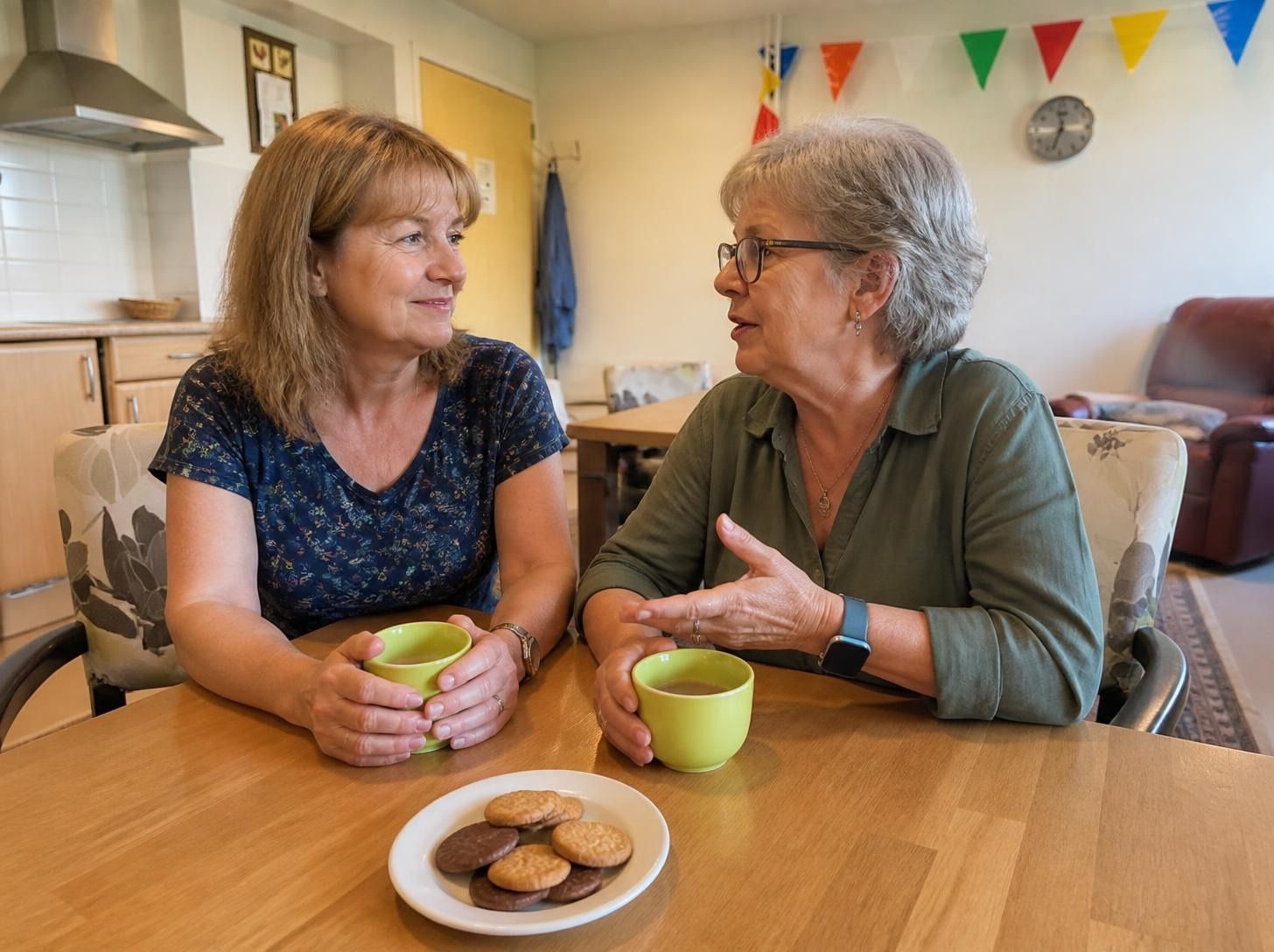 Twee vrouwen in gesprek met een kop koffie